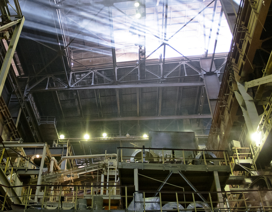 Desmontagem de linha de produção em planta industrial